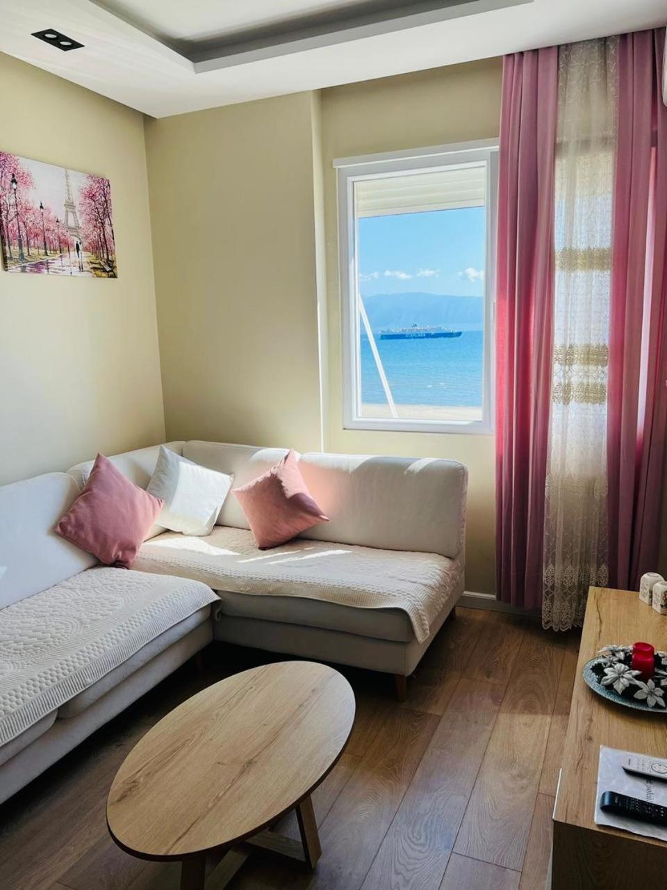 Soleil Apartment With Sunbed & Umbrella Vlorë Exteriör bild